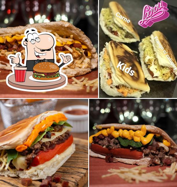 Delicie-se com um hambúrguer no Snoopy Dog's Dogueria