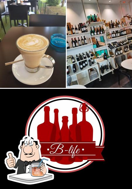 Las imágenes de bebida y interior en B-life Enocaffè, Enoteca e Caffetteria Milano