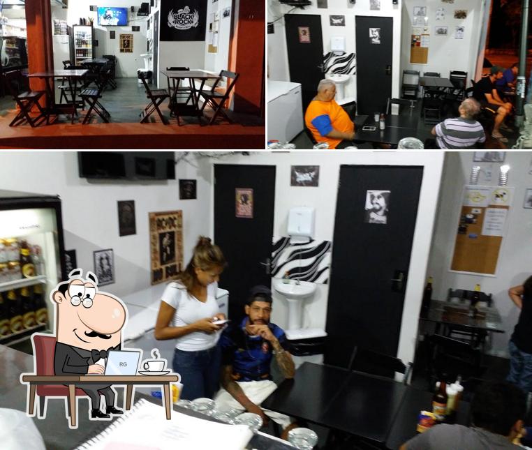 Veja imagens do interior do Black Rock Burger & Beer