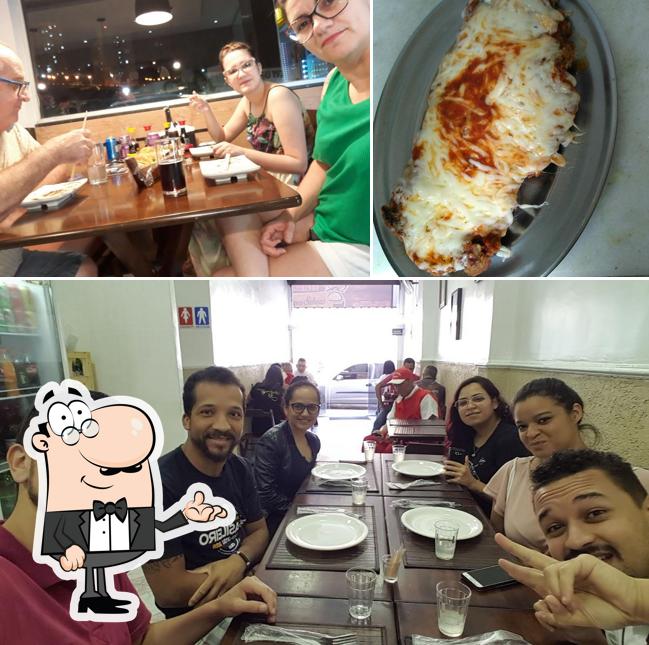 Entre diferentes coisas, interior e pizza podem ser encontrados no Restaurante Diversos Sabores