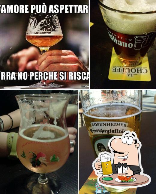 Puoi ordinare un rinfrescante bicchiere di birra chiara o scura