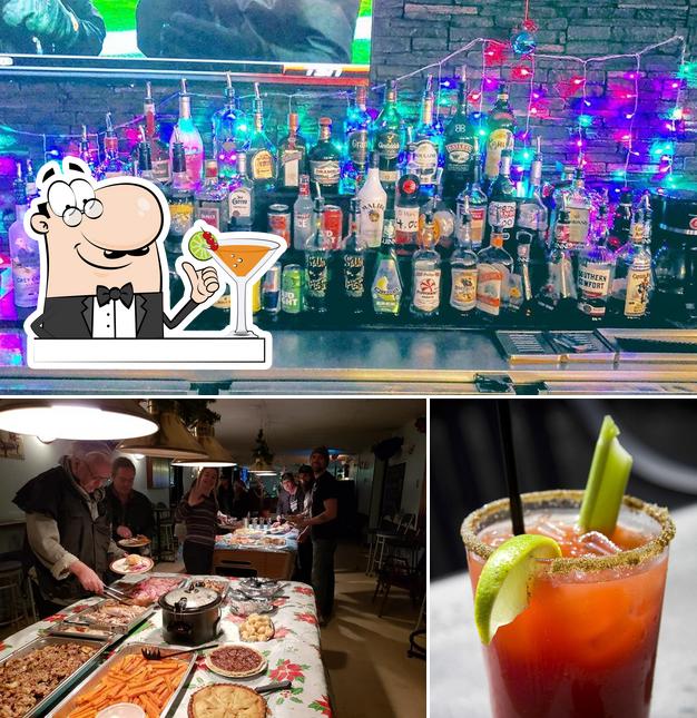 Это фотография, где изображены напитки и еда в Skip's Bar