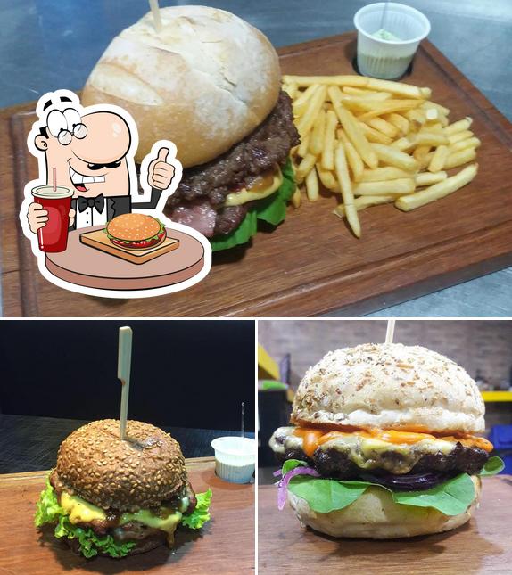 Delicie-se com um hambúrguer no Burger Beer