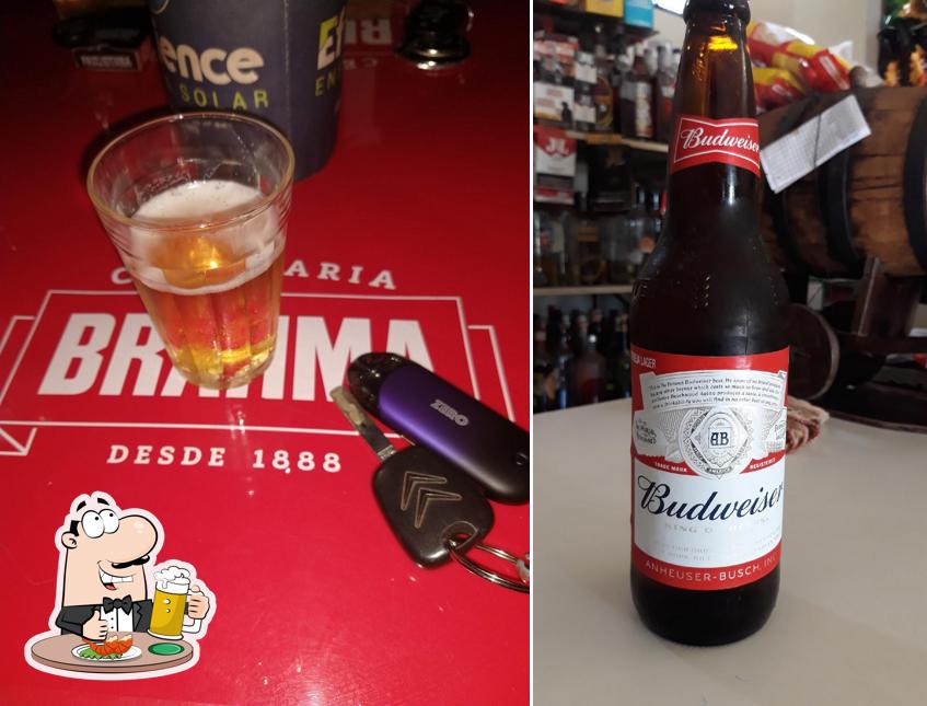 Desfute um copo de cerveja leve ou escura