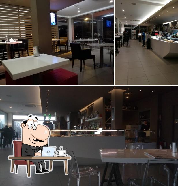 Dai un'occhiata agli interni di Gemini lounge cafe