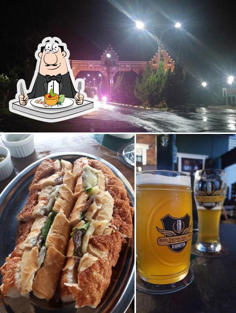 Confira a imagem mostrando comida e exterior a Schornstein - Bar da Fábrica