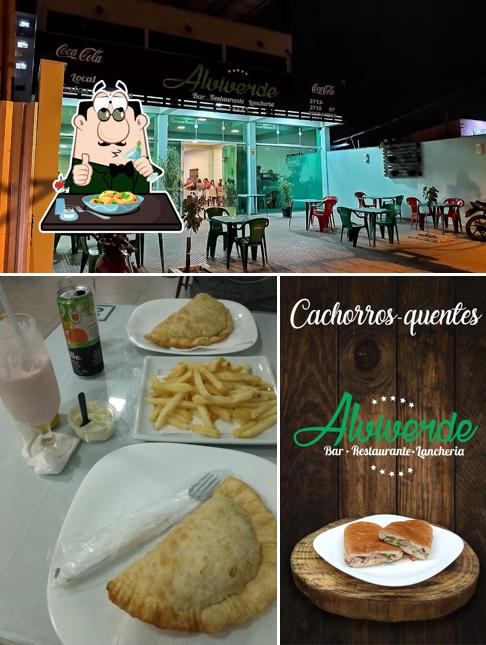 Entre diversos coisas, comida e interior podem ser encontrados no Restaurante Alviverde