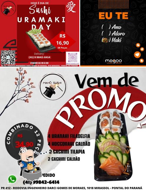 Esta é a imagem apresentando comida e quadro-negro no Magoo sushi delivery Araucária PR