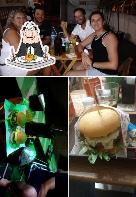 O Santa Caldeira Beer e Burger se destaca pelo comida e interior