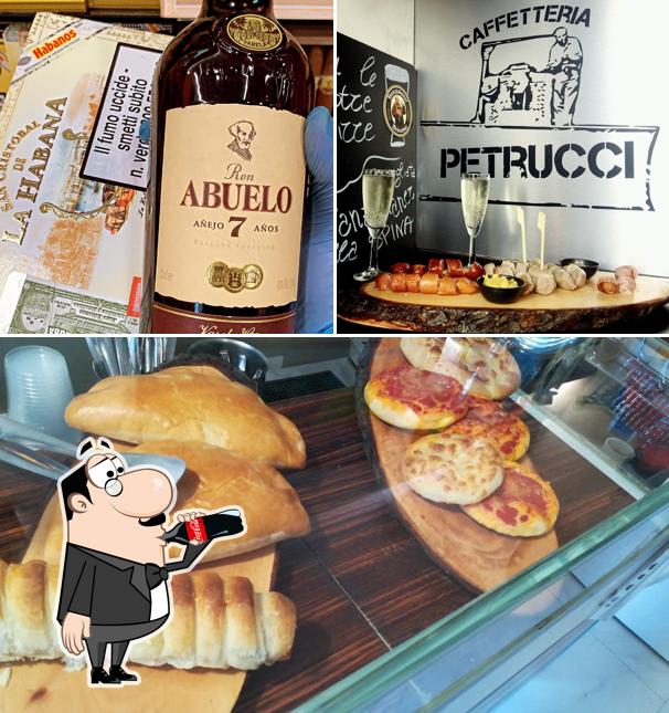 Dai un’occhiata alla immagine che mostra la bevanda e pizza di Caffetteria Petrucci Spirits & Wine