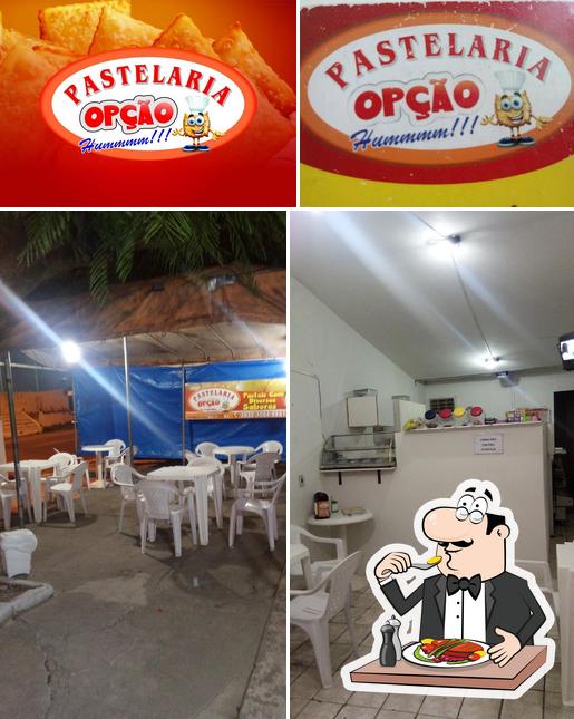 A comida e interior do restaurante