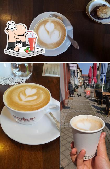 Disfrutra de una bebida en Arnolds Kaffeemanufaktur