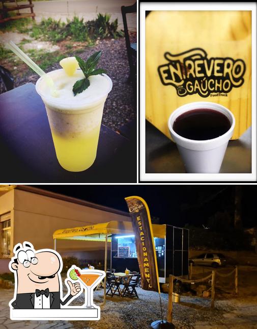 A foto da bebida e interior no Entrevero Gaúcho