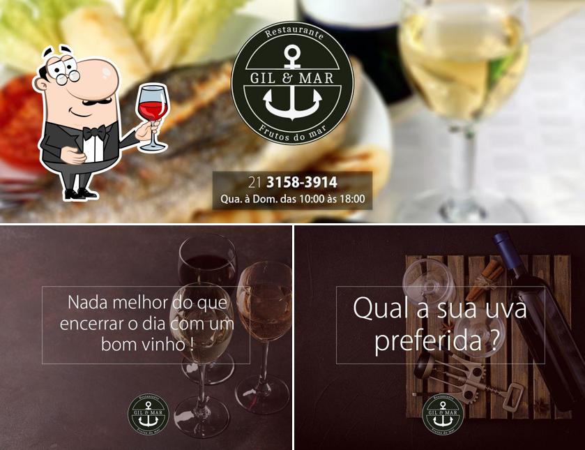 É agradável desfrutar uma taça de vinho no Restaurante Gil e Mar