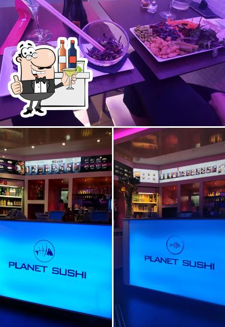 Planet Sushi se distingue par sa comptoir de bar et intérieur