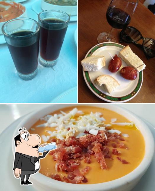Напитки и мясные блюда в Taberna Casa Salinas