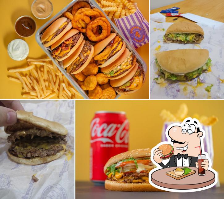 Experimente um dos hambúrgueres oferecidos no 4burger - Ultra Smash Burger