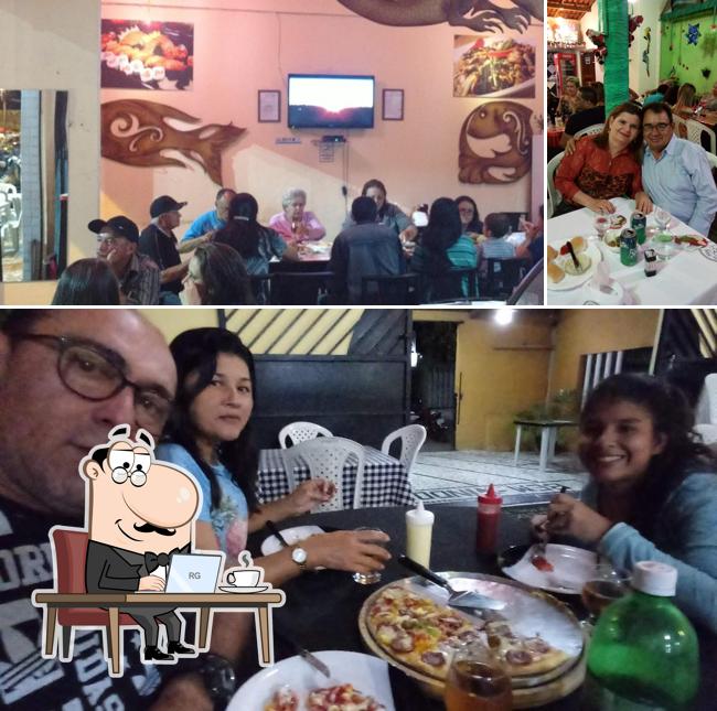 Sente em uma das mesas no Pizzaria Abelxim