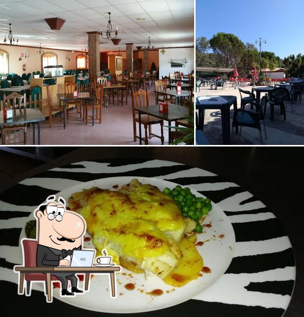 Посмотрите на этот снимок, где видны внутреннее оформление и еда в Restaurante Sierra Espadán Eslida