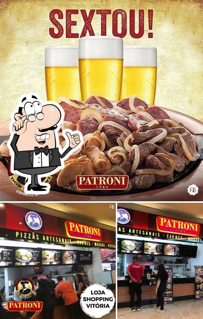 Confira a foto mostrando interior e cerveja no Patroni Pizzaria Espírito Santo