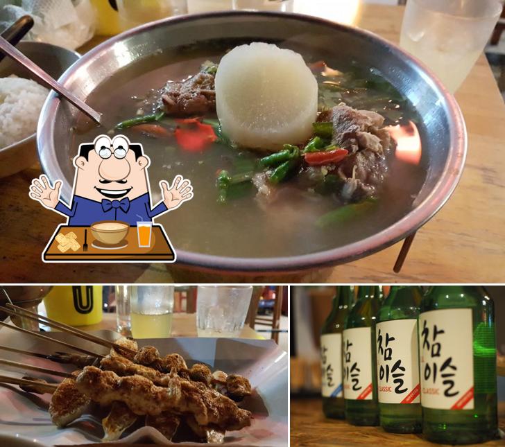 Take a look at the image showing food and alcohol at โจวเฮง ปิ้งย่างยูนาน