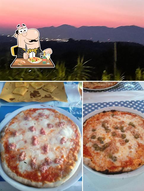 Pizzeria Baby Luna si caratterizza per la cibo e esterno