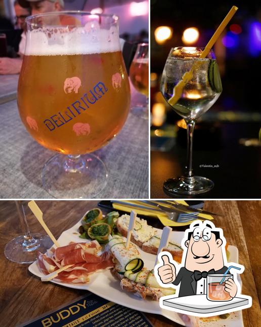Фото, на котором видны напитки и еда в BUDDY - Bar & Tapas