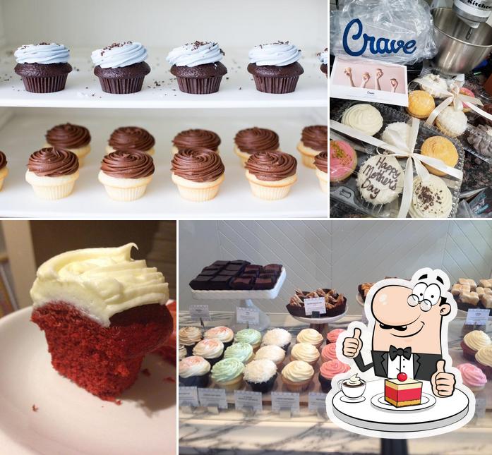 Crave Cookies and Cupcakes Crowfoot sert un nombre de desserts