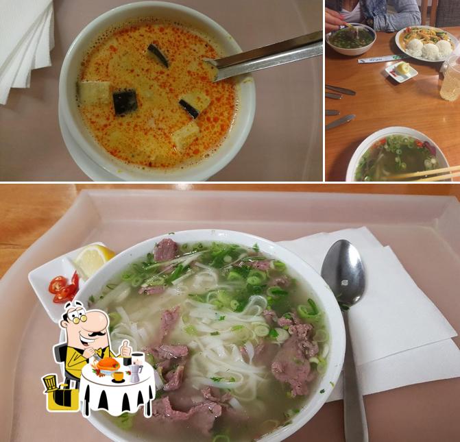 Parmi les différentes choses de la nourriture et la table à manger, une personne peut trouver sur Pho Vietnam Restaurant