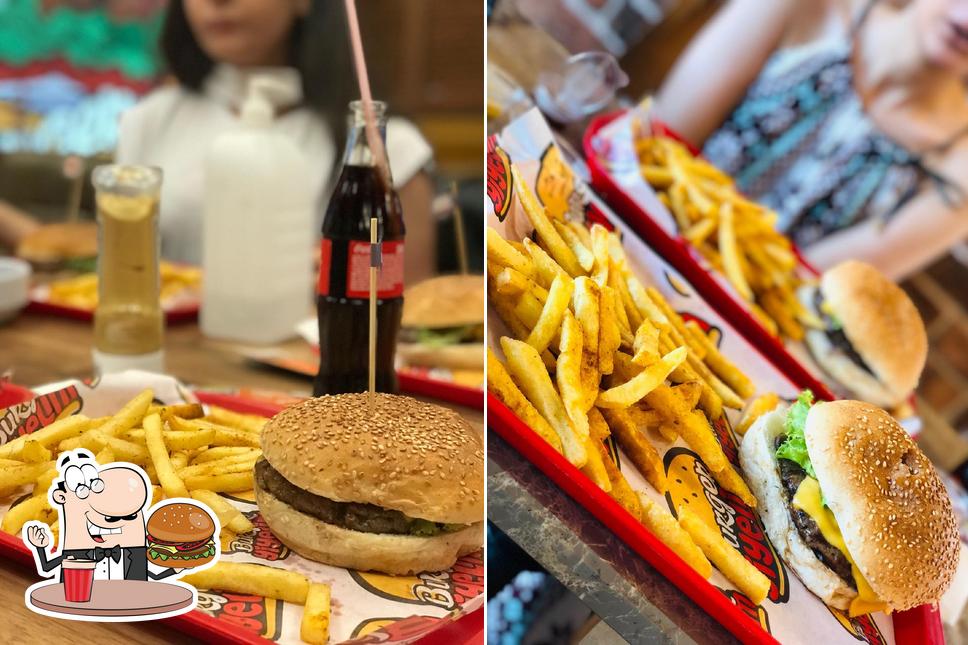 Try out a burger at Et Yiyelim Şirinevler