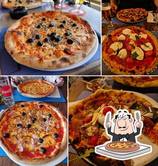 Scegli una pizza a Blue Martini Cafe - Avully