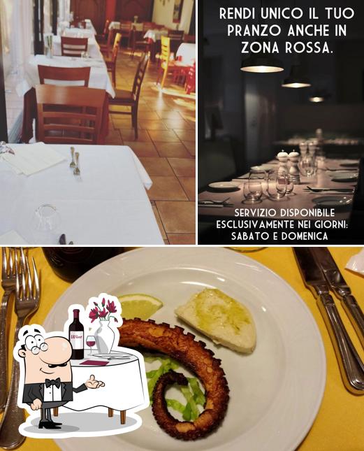 Помимо прочего, в Ristorante La Novita' есть столики и еда