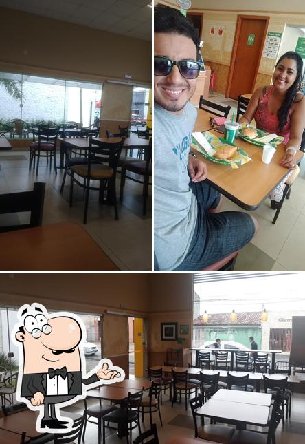 Sente em uma das mesas no Subway Cuiabá CPA II