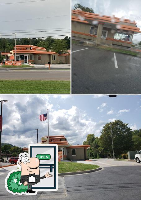 The exterior of Little Caesars Pizza