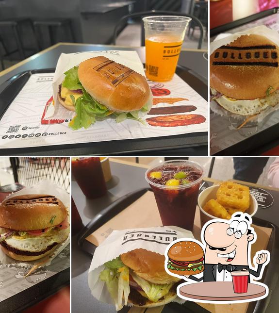 Order a burger at Hamburgueria Bullguer