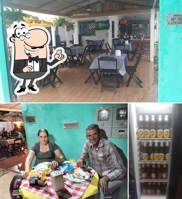 Dê uma olhada a imagem apresentando interior e cerveja no Espetinho do Tiziu