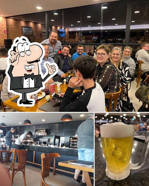 Confira a imagem mostrando interior e cerveja a Jurerê choperia