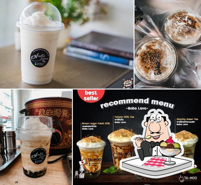 ร้านมะพร้าวในตำนาน & TA-MOo Hokkaido Milk Tea จ.ตาก offers a selection of sweet dishes