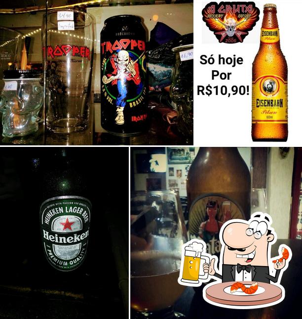 Desfute um copo de cerveja leve ou escura