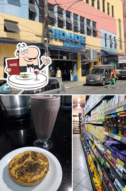 O Supermercados Cidade Ltda - Centro se destaca pelo comida e exterior