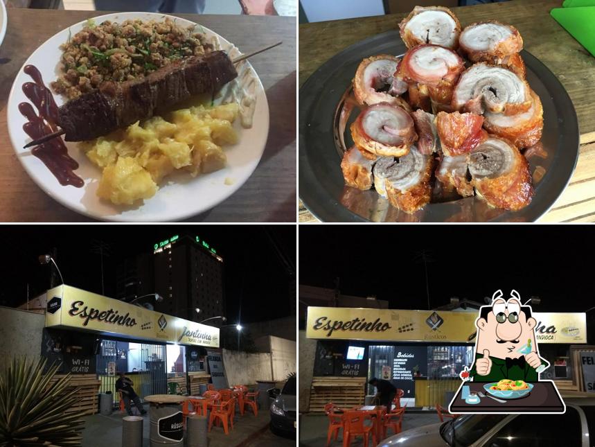 Entre diversos coisas, comida e exterior podem ser encontrados no Rústico