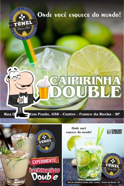 Desfrute de uma bebida no Túnel Games Bar