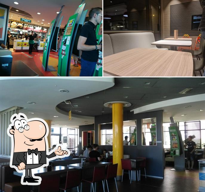 Installez-vous à l'une des tables de McDonald's