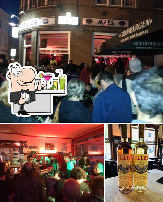 La photo de la comptoir de bar et de l'alcool concernant L'Excelsior