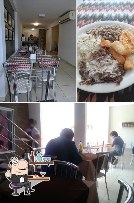 Dê uma olhada a foto apresentando interior e comida no Grãos Restaurante