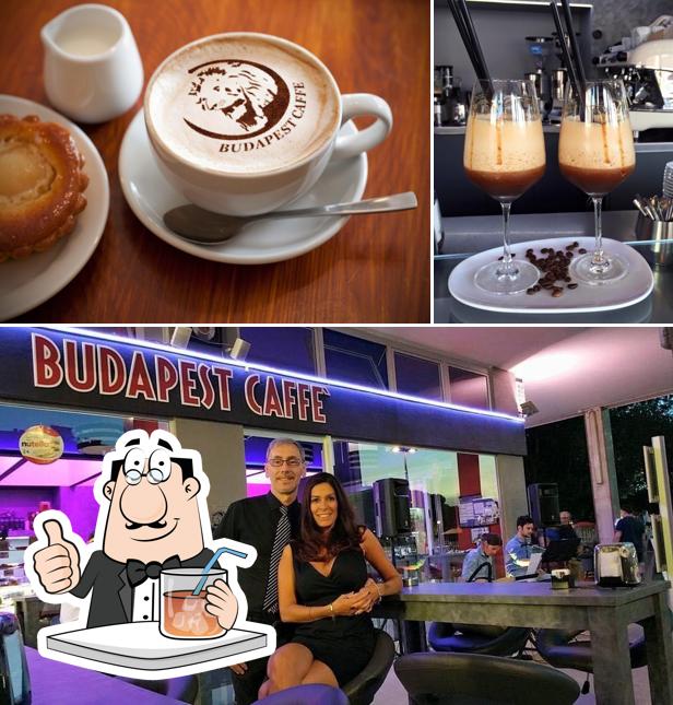 Tra le diverse cose da BUDAPEST CAFFÈ si possono trovare la bevanda e interni