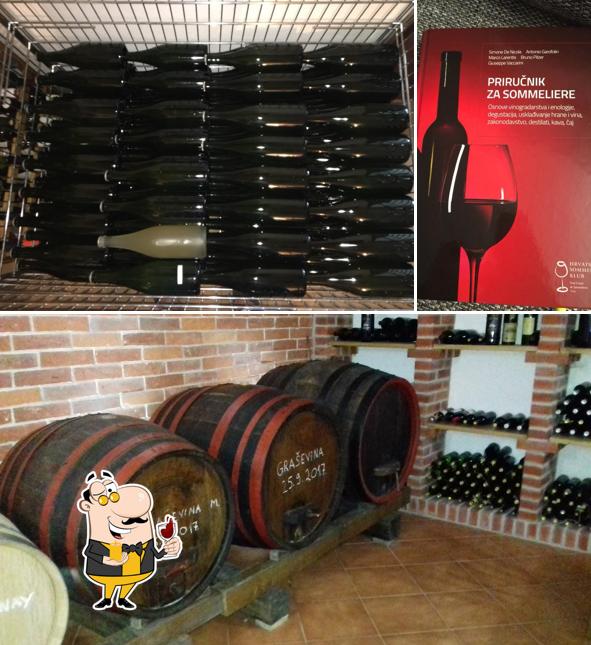 È gradevole prendersi un bicchiere di vino a Klet Romić