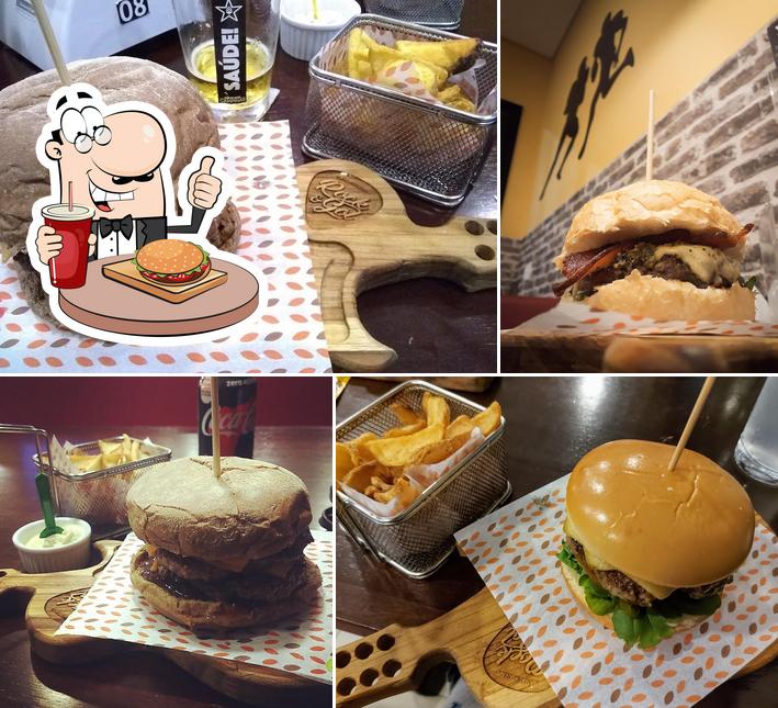 Rock & Gol Hamburgueria Burger Artesanal Almoço Executivo Hot Dogs Porções Chopp Espaço Kids Milk Shake serve uma infinidade de opções para os amantes dos hambúrgueres