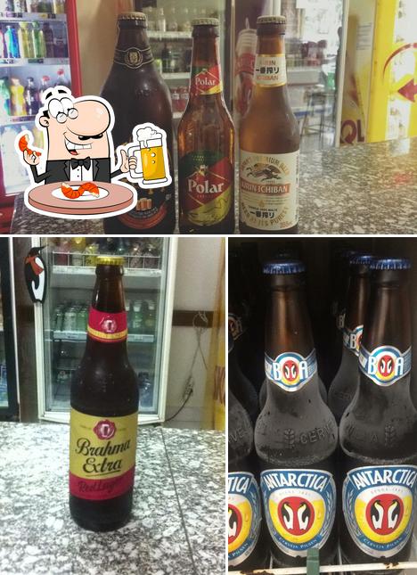 Desfute uma tulipa de cerveja leve ou escura