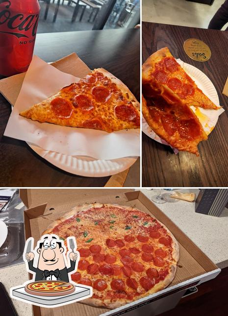 Prueba una pizza en Sal's Authentic New York Pizza - Richmond